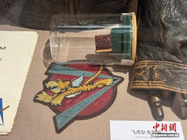 1月22日，“回响云巅”飞虎驼峰藏品藏作展上展出的飞虎队专用章。 陈静 摄