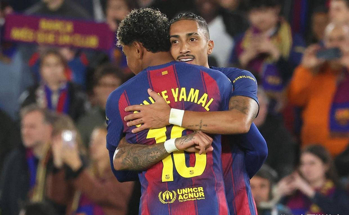 在射手榜方面，姆巴佩以16球继续领跑，托雷斯紧随其后仅差5球排第二。穆里奇凭借本轮进球超过莱万多夫斯基升至第三，莱万以8球排名第四。拉菲尼亚今天两球表现抢眼，累计6球成功跻身前十，与亚马尔、米尔及埃尔南德斯等人不相上下，展示了他成为球队锋线重要力量的潜力。