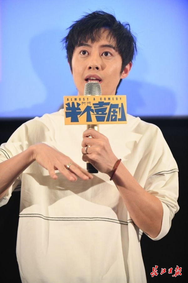 《半个喜剧》中孙同的扮演者吴昱翰 记者苗剑 摄