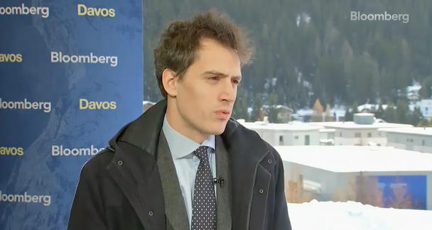 门施22日在达沃斯接受彭博社采访 视频截图