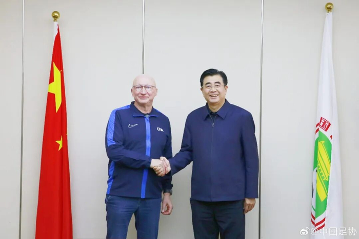 克瑞斯·范·普维尔德（左）。图源：@中国足协