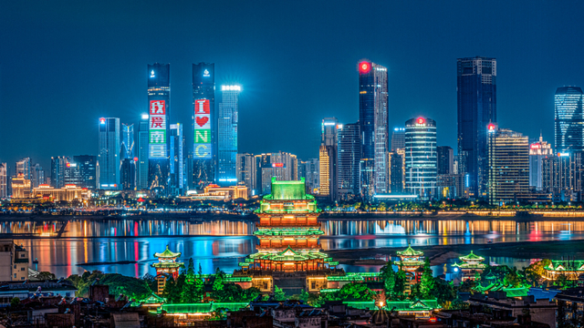 南昌一江两岸夜景。视觉中国 图