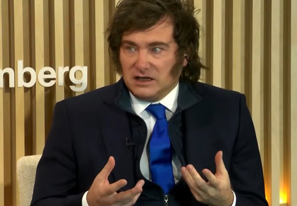 阿根廷总统米莱在瑞士达沃斯世界经济论坛期间接受彭博社采访。 视频截图