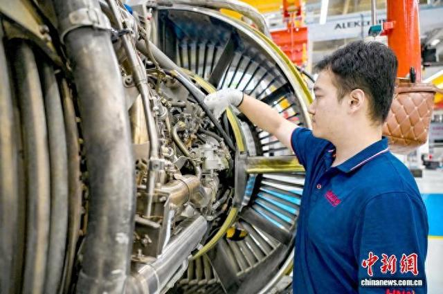 图为瑞航发维工程师正在维修航空发动机。雷键 摄