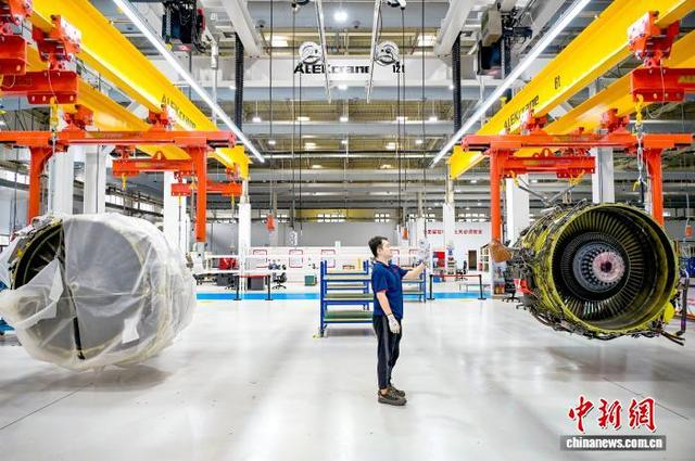 图为瑞航发维工程师正在维修航空发动机。雷键 摄