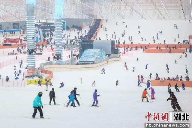 武汉甘露山文创城滑雪场。 武汉城建甘露山文创城有限公司供图