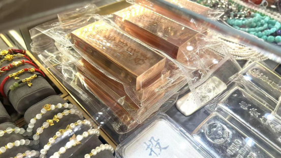 图为水贝某商户柜台上摆放的投资铜条 杨子晏 摄