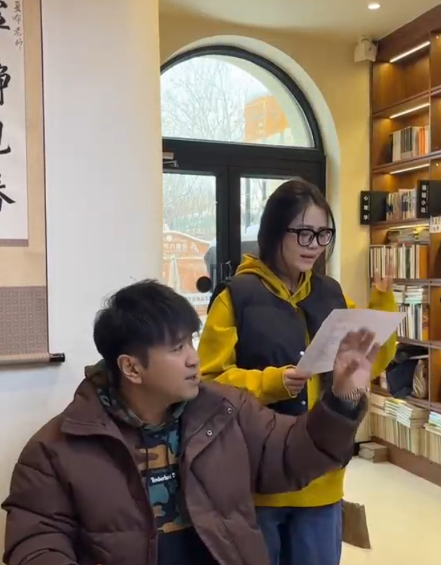 和索索、朋友们一起创作这首歌。视频截图