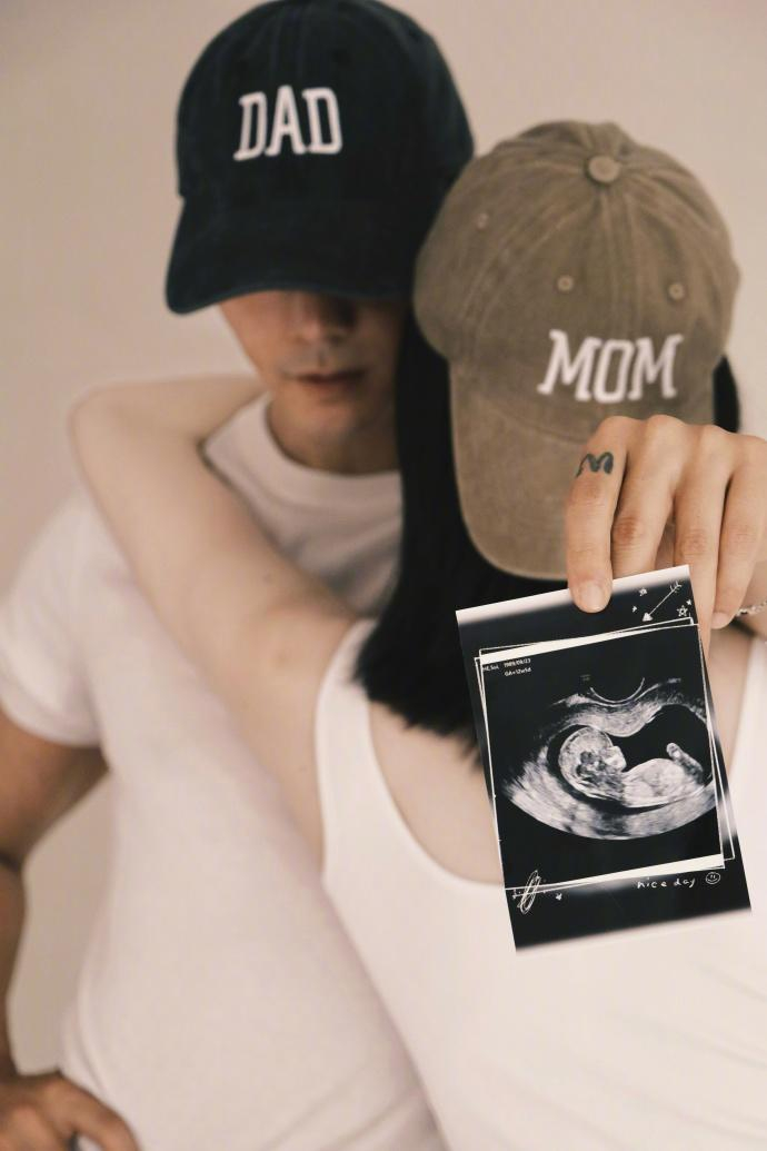 超模何穗自曝，月子刚结束，又因子宫淤血需要二次手术