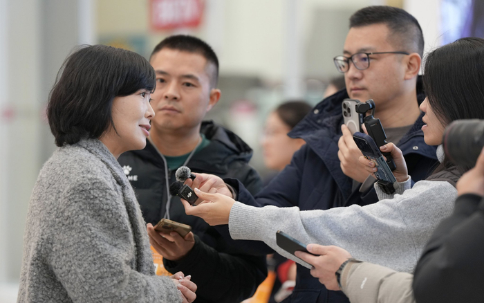 1月24日，北京会议中心，市人大代表、北京理工大学计算机学院副院长李冬妮报到时接受记者采访。新京报记者 陶冉 摄