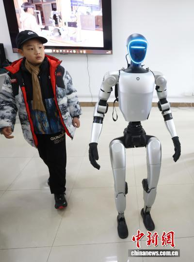 机器人展示吸引孩子目光