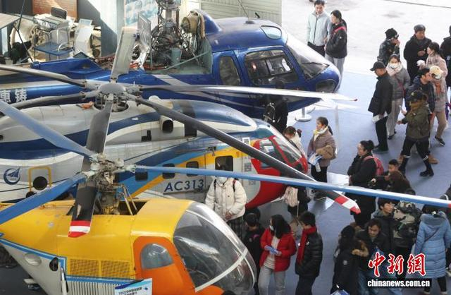 民众参观航空航天馆