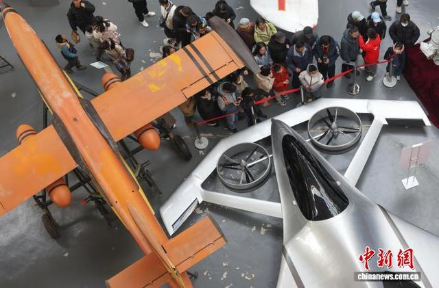 民众参观航空航天馆