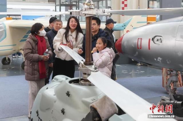 家长带孩子参观航空航天馆