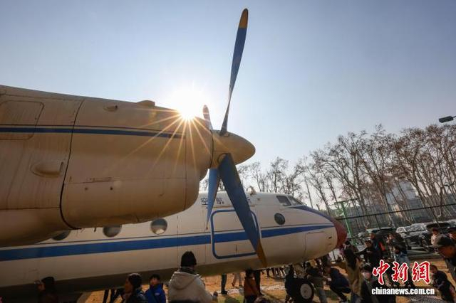 民众参观校园内展示的飞机