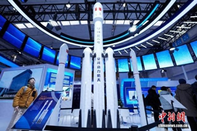 图为观众在星河动力航天展馆了解可重复使用液体运载火箭模型。 中新社记者 张祥毅 摄