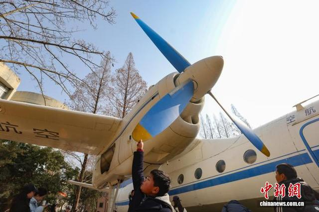 孩子触摸校园内展示的飞机