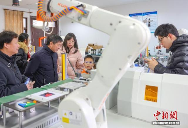 家长和孩子参观创新中心