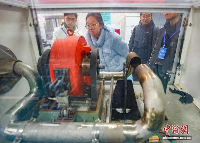 市民参观微发整机创新教学实验室