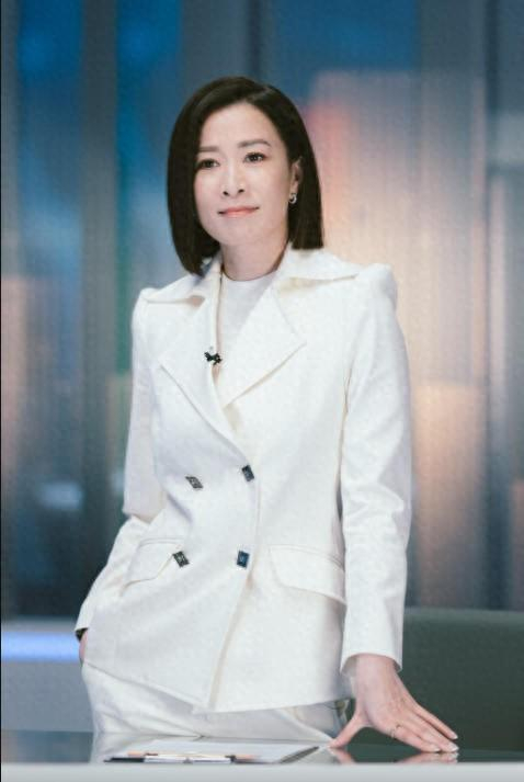 佘诗曼曾出演多部经典电视剧。图为《新闻女王》海报