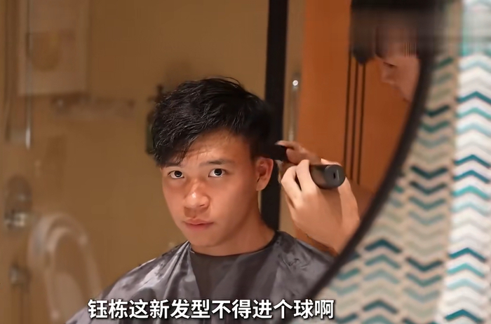 1月18日对阵越南队赛前，徐彬为队友王钰栋理发。