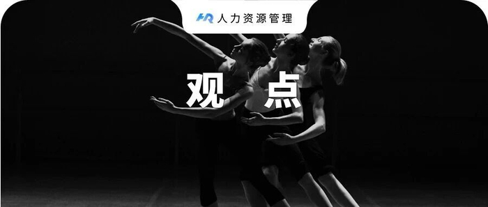 老太太退休金2.2万，每月给儿子2万，饭桌上儿媳突然说：妈，以后给8千就行。儿子却掀翻了桌子！