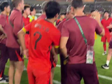 U23国足众小将赛后低头默默落泪，球队助理教练黄博文大声鼓励全队