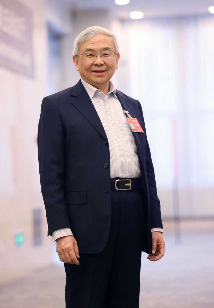 北京市政协委员李隽携院士新身份履职,关注中小学人文社科教育__财经头条__新浪财经