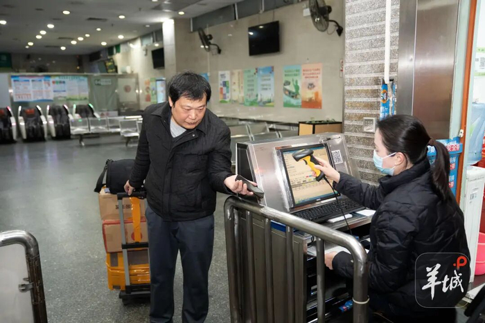广园客运站最后一班车的最后一名乘客正在检票