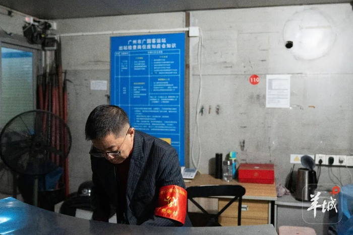 出站检查岗亭检查员张先生正在做最后的登记