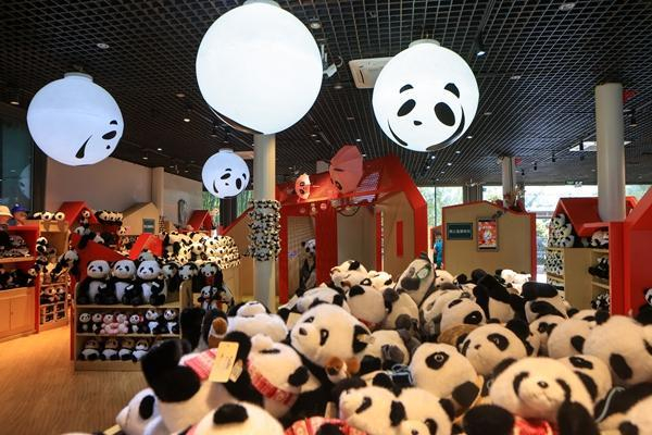 北京动物园奥运熊猫文创店。受访者供图