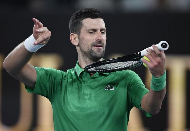 1月24日，德约在获胜后做出拉小提琴的庆祝动作。新华社发（王申 摄）