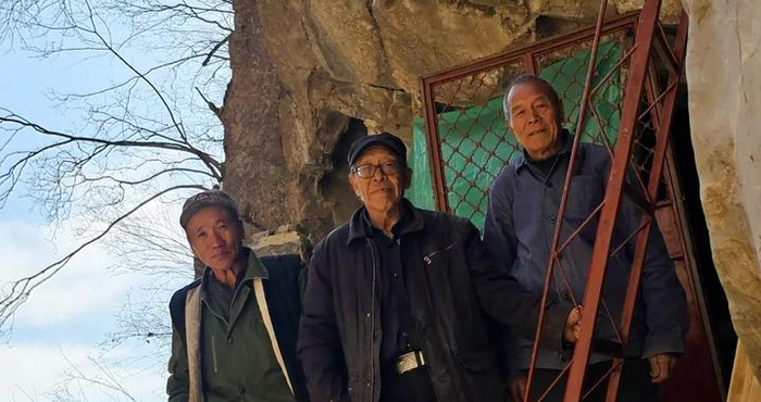 河北81岁退休老人堪称当代“愚公”，11年自费在深山造出万步天梯