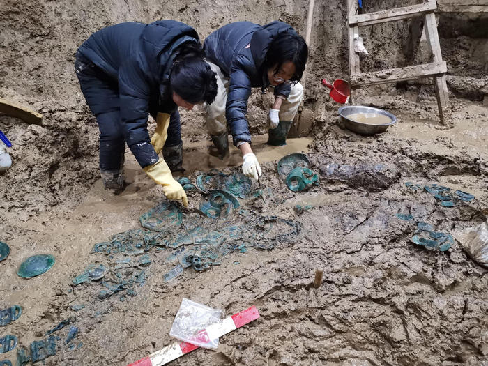 考古人员清理文物遗迹。北京市文物局供图