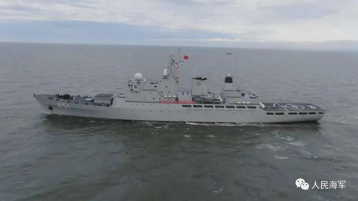 可见现有850毫米通用垂发已经凸出甲板一大截