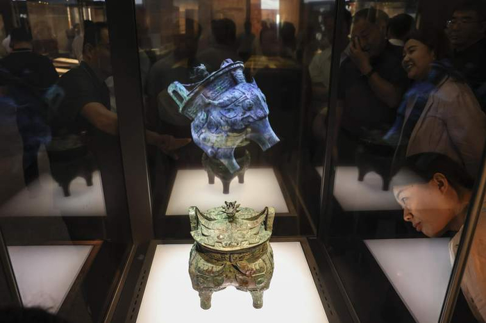 观众在观看首都博物馆镇馆之宝伯矩鬲。资料图片/新京报记者 浦峰 摄