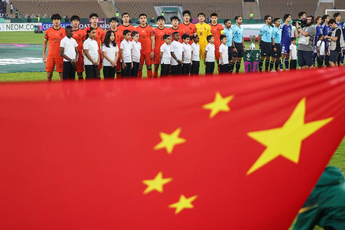1月24日，中国队首发球员在赛前奏唱国歌仪式上。新华社记者王海洲摄