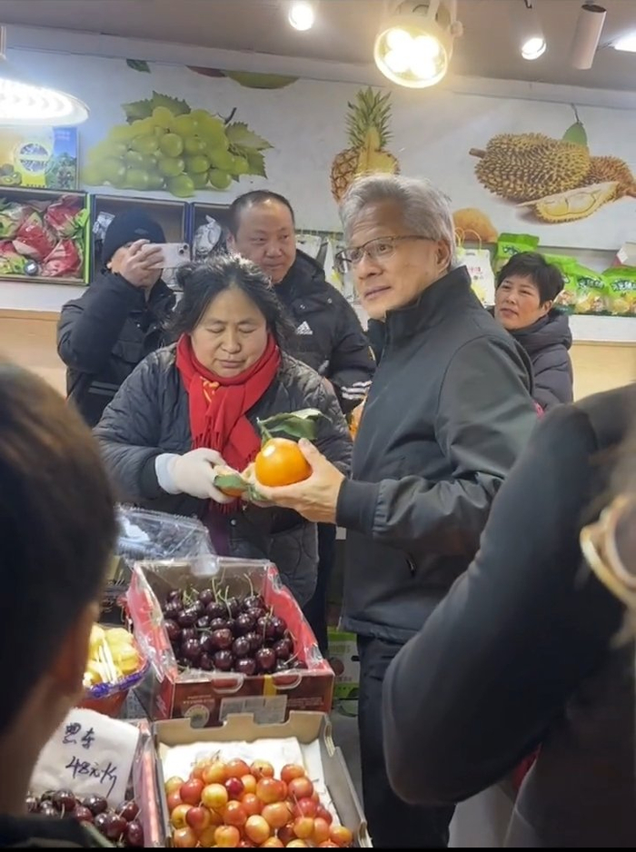 1550亿美元身家的黄仁勋现身上海一菜场，商户：他在我的栗子店消费65元，还给我签名红包