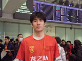 小伙遗憾未能接机国足迟迟不肯走