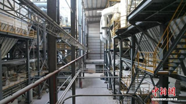 图为广西贺州市宝利丰矿业有限公司的生产车间。姚启雯 摄