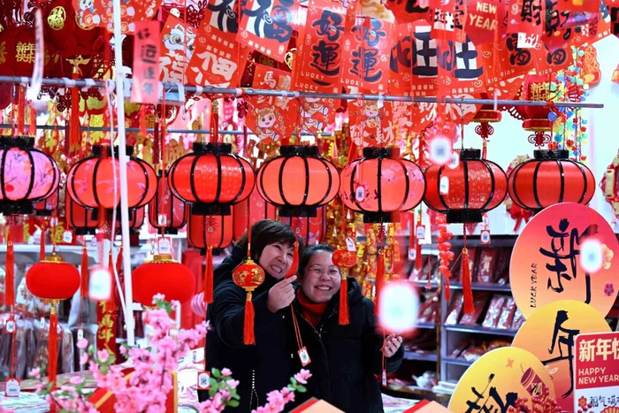 1月20日，市民在河北省石家庄市长安区南三条年货市场挑选春节饰品。新华社发（陈其保摄）