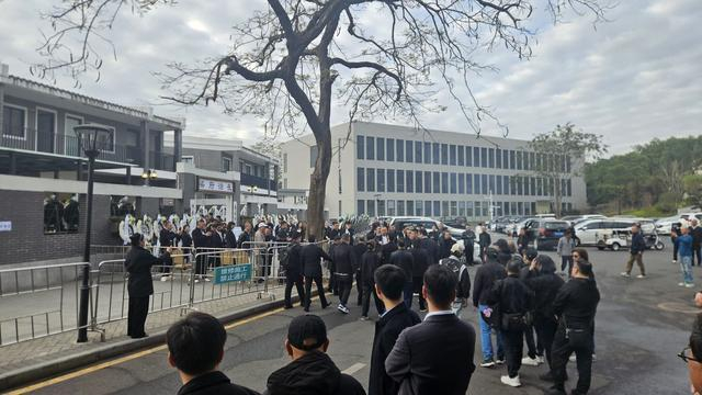 参加悼念的亲朋家眷 胡飞龙摄