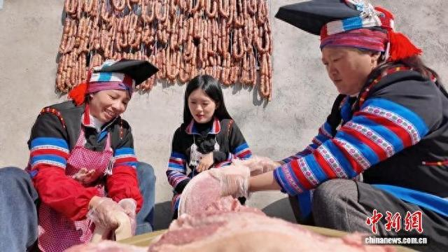 分解的肉条要按比例抹上食盐腌制。郑锋 摄