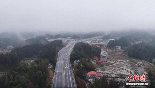 新新高速公路正式建成通车。李晟豪 摄