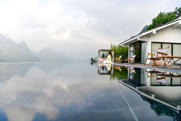 游客在一家民宿楼顶做瑜伽 杨文斌 摄