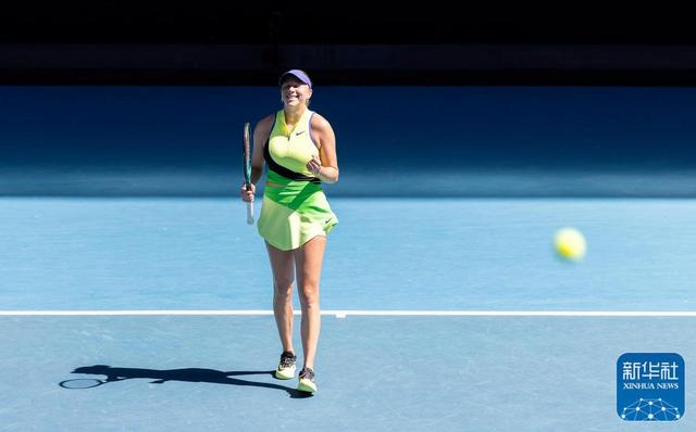 阿尼西莫娃庆祝胜利。新华社发(胡泾辰摄)