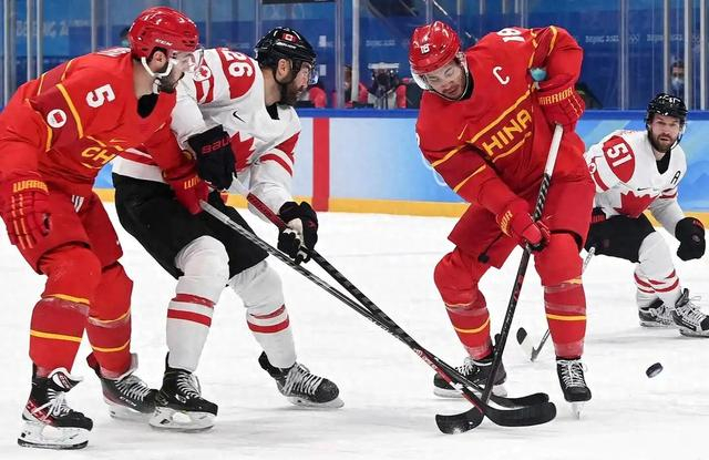 2022年北京冬奥会上，中国队球员叶劲光（前右）在比赛中（新华社记者 刘潇 摄）