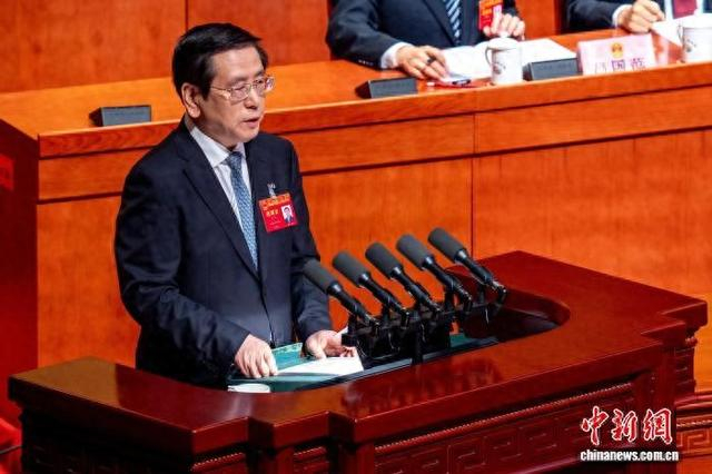 图为河南省省长王凯向大会作政府工作报告。 记者 李超庆 摄