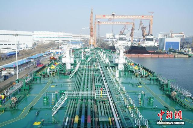 图为11.5万吨级成品油轮停泊在码头上准备启航。王继军 摄