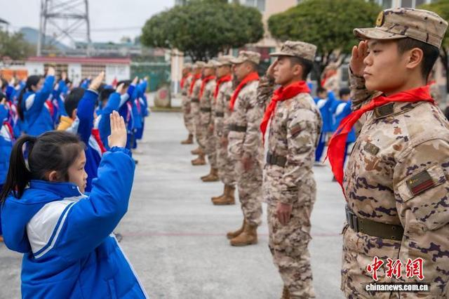 图为学生和武警官兵互相敬礼。屠凌烽 摄